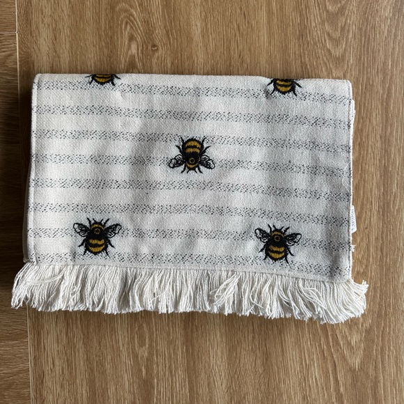 NWOT EMBROIDERED BEE TABLE RUNNER - Picture 3 of 6